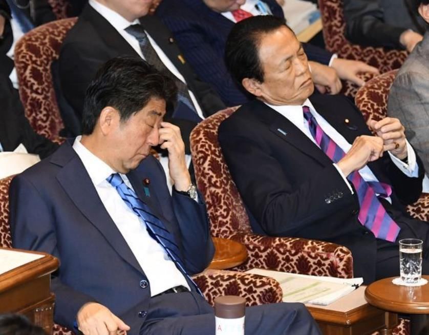 看完安倍开会时的真实画面，你就能明白他犯困太正常了