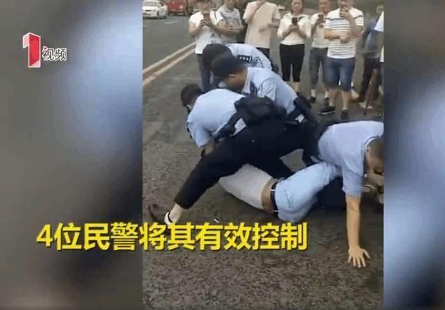 男子以受到惊吓为由，把教练车强行拦下，最后警察叔叔教他做人