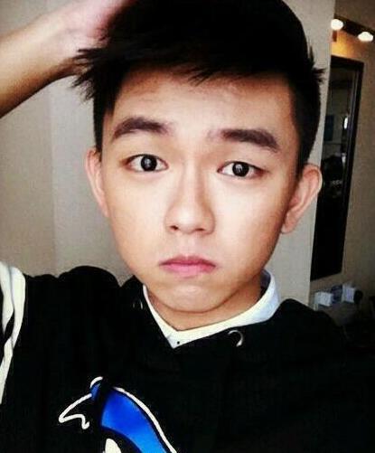 又一男明星出柜,晒合照还配上了甜蜜文字,网友