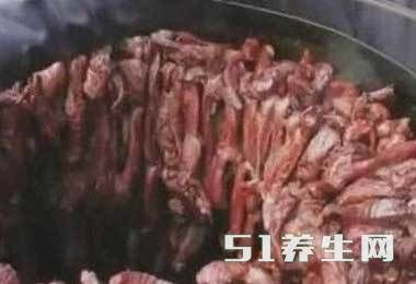 大叔集市上烤大桶“牛肉干”：客人都排队抢着买