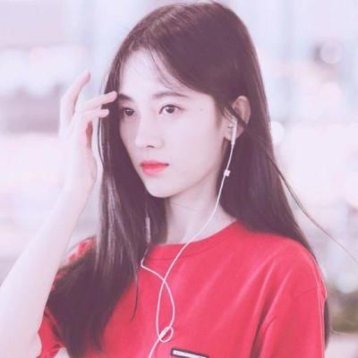 没文化？吴宣仪涂口红亲海豚惹争议，刘宇宁也干过类似的蠢事