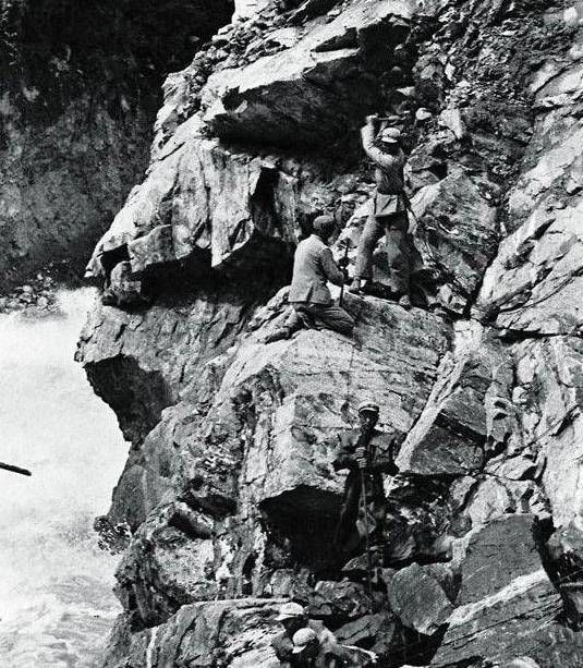 世界海拔最高的公路康藏公路修筑的震撼场景，动用解放军来修