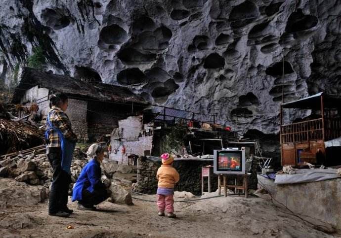 贵州大山深处有一座山洞，洞内住有人家，养鸡养牛与世无争