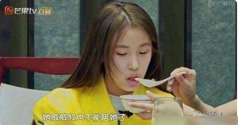 《变形记》16岁巨婴：每天花销过万、吃饭要人喂，今成了这样？
