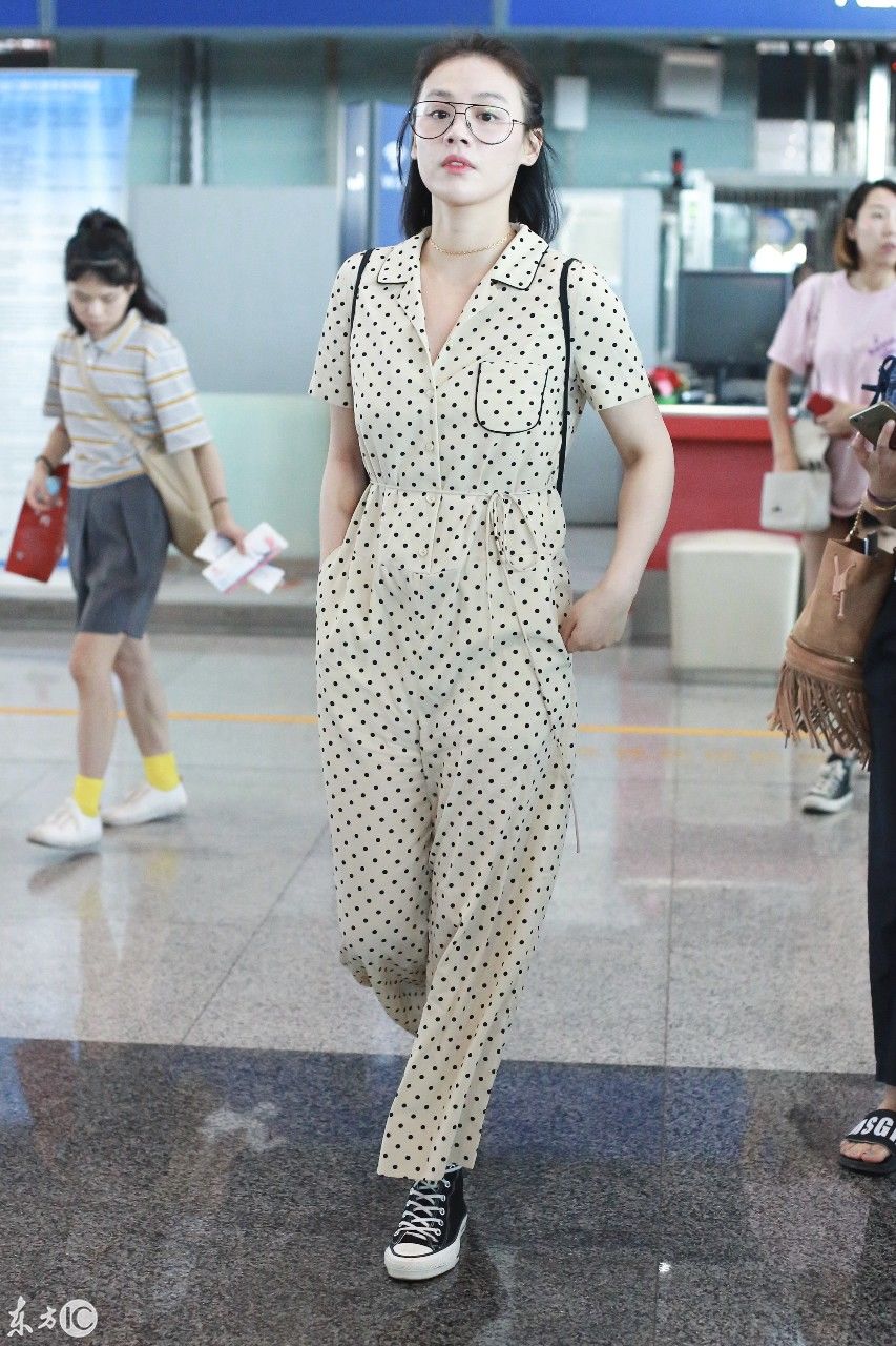马思纯戴眼镜穿白色波点连体衣现身机场,烈焰