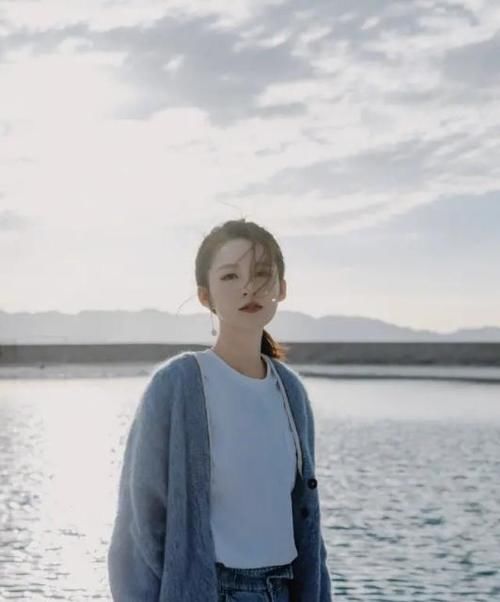 李沁晒出美照，仙气飘飘实在太美，配文保护当下