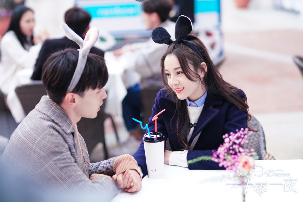 迪丽热巴邓伦《一千零一夜》喝情侣饮料,网友:我也要喝!