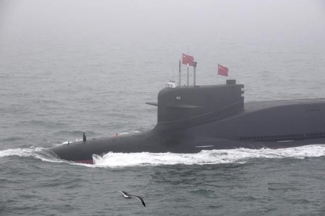 一个老兵,观看纪念海军成立70周年海上阅兵活