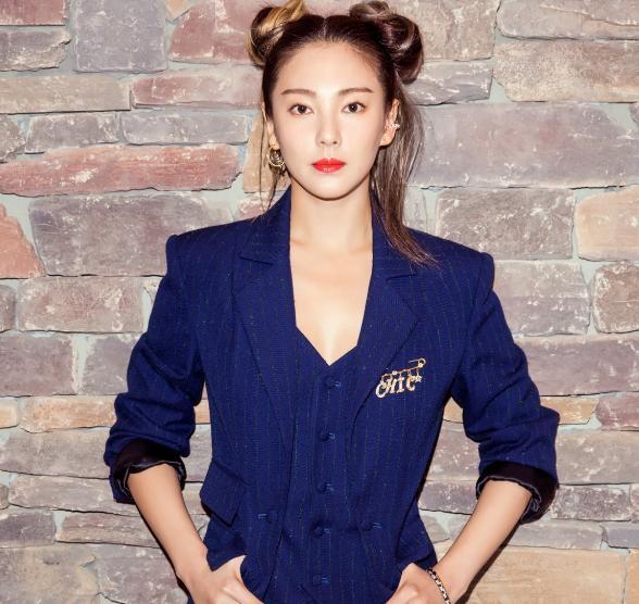 张雨绮外国曝光,扎双腿辫像近照短发纤细,瘦成女生麻花少女图片