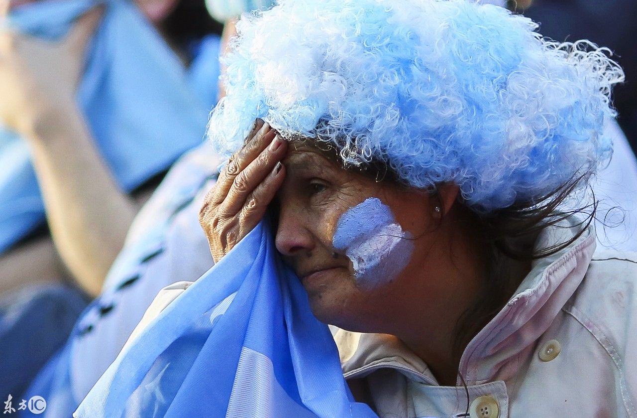 阿根廷惨败,远在阿根廷的球迷非常伤心,让人泪