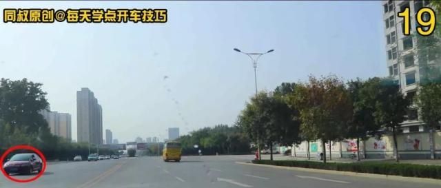 路口黄灯持续闪烁