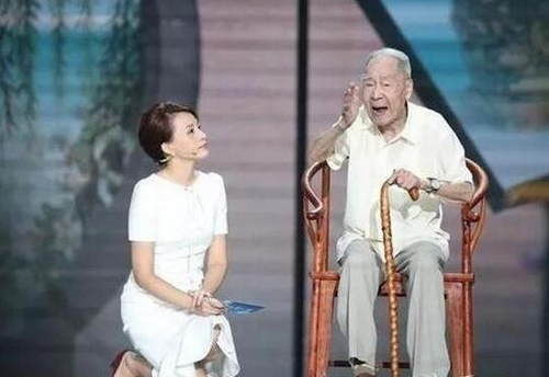 这张照片火了!1.88米高个男医生跪地20分钟做