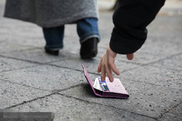 女子下班路上捡到10万块钱，原地不动报了警，警察来了后傻了眼！