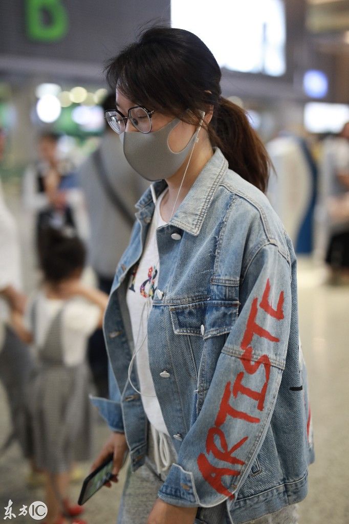 闫妮戴眼镜穿牛仔衣搭配运动裤现身机场,戴着