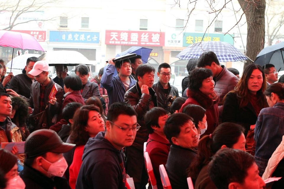 两千人冒雨抢200套学区房，选房只有3分钟，网友：白菜价手慢无