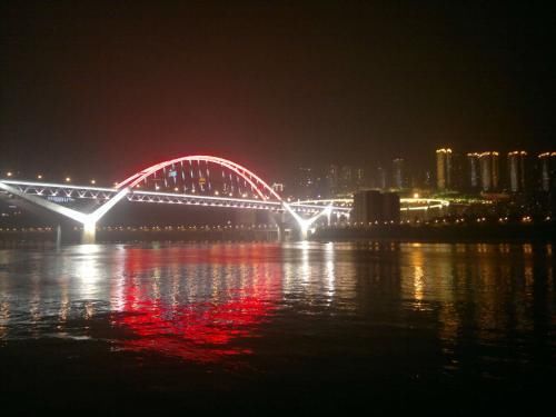 重庆菜园坝长江大桥，世界第一座公路轻轨两用城市大桥！
