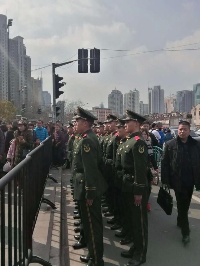 上海城隍庙春节人从众 绕三圈车位也难求 武警站队维护秩序