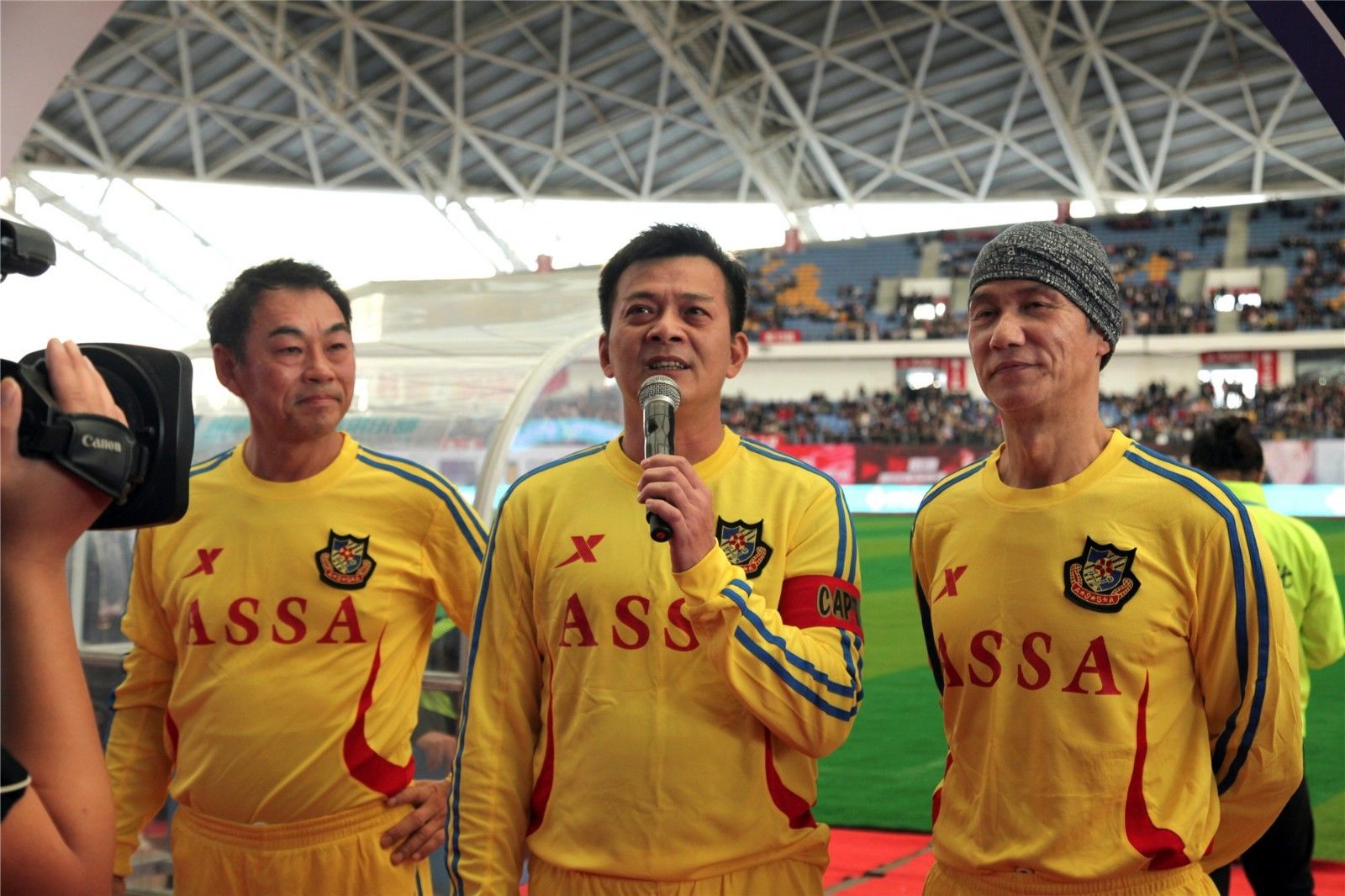 香港明星足球队在南通办慈善赛 黄日华带队出