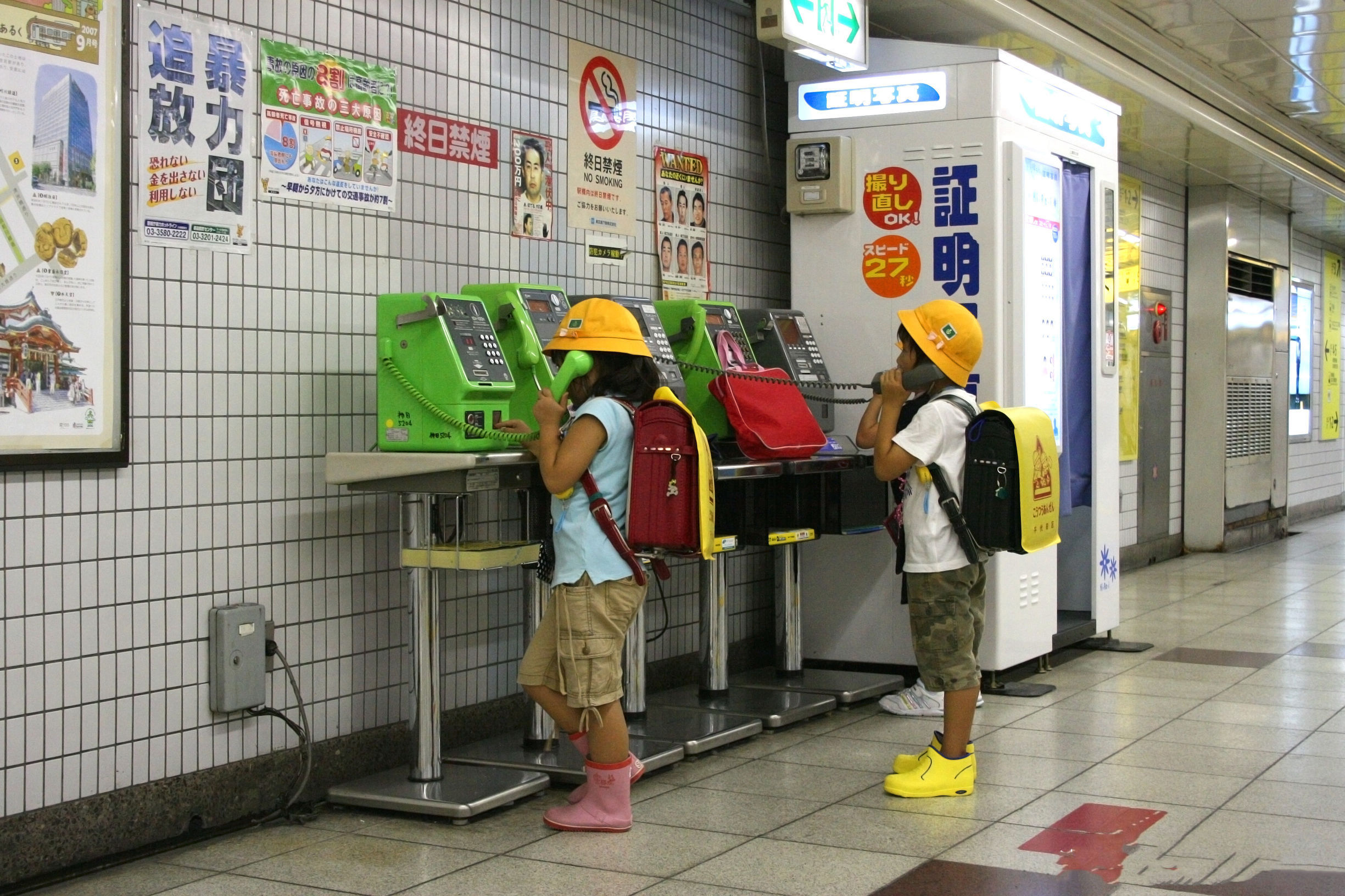 为什么日本的小孩上学家长不接送,上学路上大