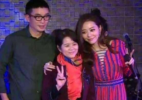 张靓颖晒照给妈妈庆生,又被爆与冯轲分手,难道