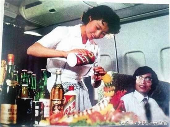 1982年民航空姐的老照片，一架飞机二舅一个空姐，乘客免费喝茅台