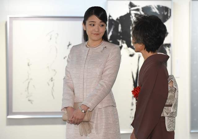 推迟大婚后真子公主首次出席公共活动，满脸微笑看书画展