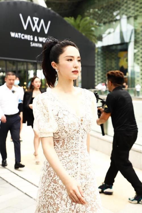 41岁董璇状态似少女，穿蕾丝裙出席活动身材窈窕，气质优雅又性感