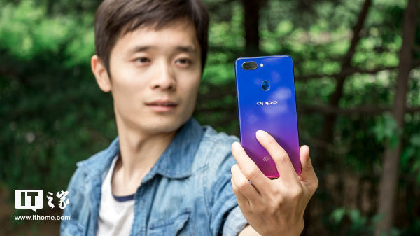 【IT之家评测室】OPPO R15星云版开箱图赏:红与蓝的水乳交融