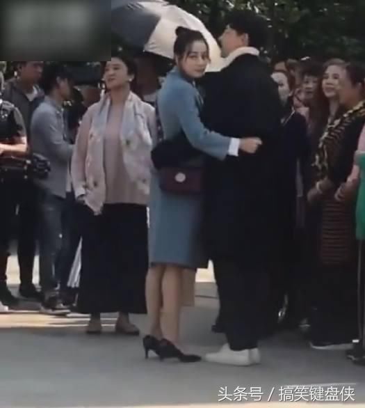 迪丽热巴和邓论片场拍戏,默契十足