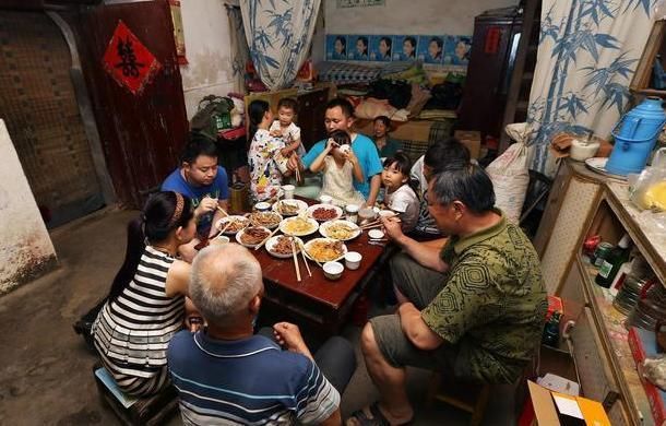 去乡下婆婆家吃饭，妯娌嫌婆婆有异味，小叔子一怒之下砸了家!