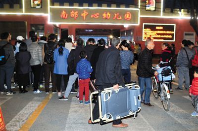 为入园家长雇人排队 北京昌平区教委:资源不配