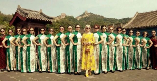 白发模女60岁走Ｔ台