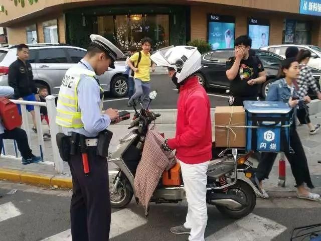 平安365闵行交警严查非机动车交通违法