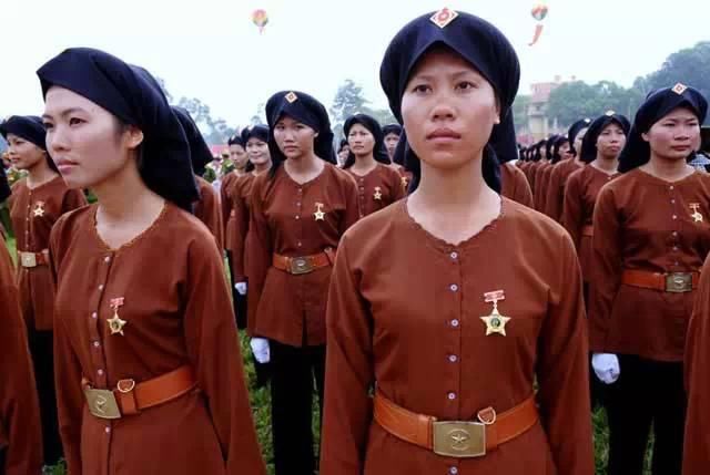 女兵是世界各国阅兵式上的“靓丽风景”!