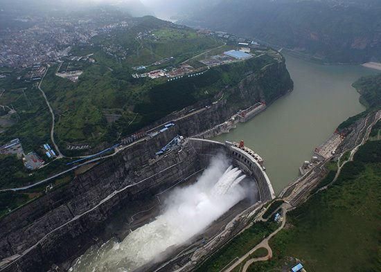 呈现地下迷宫奇观 溪洛渡地下电站是目前世界已建最大规模的地下洞室群,施工质量达到国际领先水平。在溪洛渡水电站,还有一个世界奇观,就是遍布在金沙江左右两岸的地下厂房洞室群,无论是洞室数量还是尺寸,均为世界之最。 坚持可持续发展 溪洛渡水电站把大坝泄洪和泄洪洞泄洪、电站泄流统一协调起来,尽可能减小对环境的影响。溪洛渡水电站获菲迪克奖,除了质量可靠、技术过硬外,还在于始终贯彻了环境友好的可持续发展理念,体现了菲迪克的核心原则质量、廉洁和可持续性。 世界水电在中国,中国水电在西南,西南地区有着丰富的水利