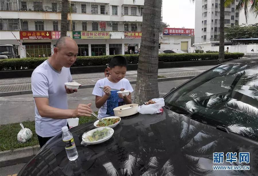 海南万车大滞留，海口到深圳机票近两万，还要中转哈尔滨!