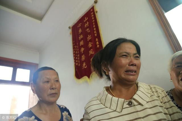 父女进城打工，每次给丈夫打电话女儿都不在，妻子进城去看吓晕了