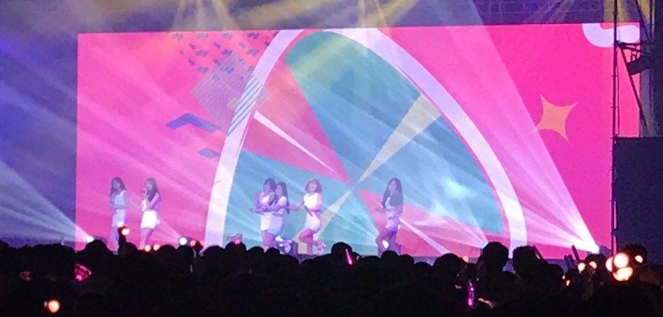 韩国女团「Apink」,登场热唱中文歌〈小幸运〉