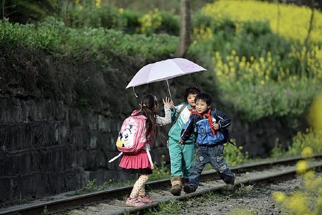 农村孩子到底是在农村上学还是在城里上学？网友：坚决不在农村！