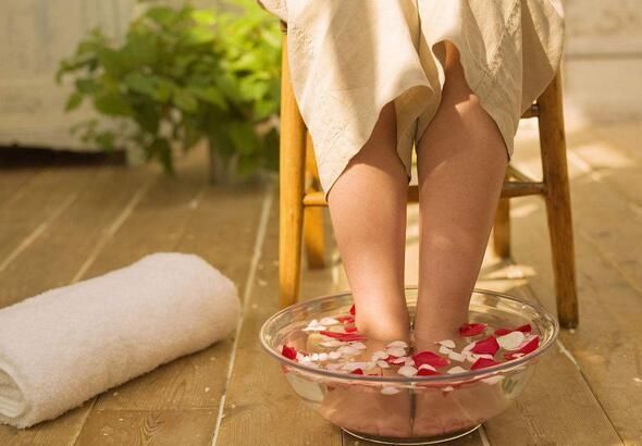 男子到澡堂洗澡多收300元钱,被同事误会后有口