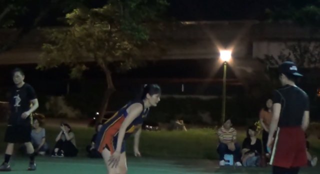 萧敬腾和美女打野球,差点摔了个狗吃屎,网友:反正比蔡徐坤强! 云顶备用网址