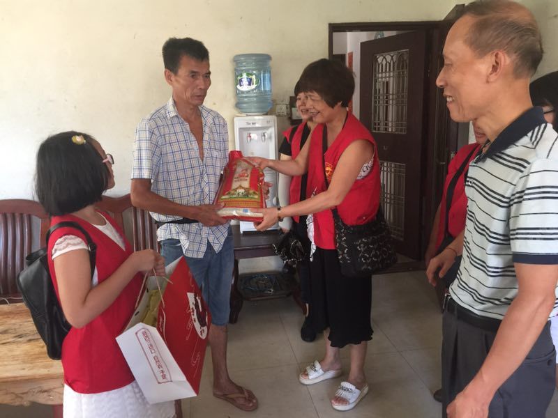 浓情迎端午,慰问暖人心情,义工送温暖,走访困难