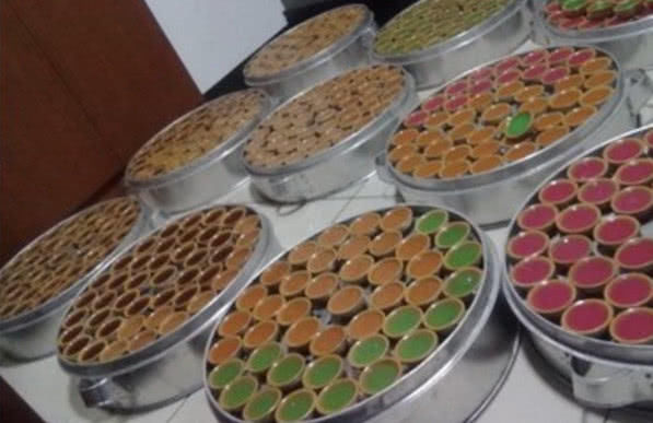 70岁老奶奶退休后路边卖这个，2元一个，每天2000个不够卖