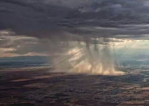 坐飞机遇上下雨才是你的福气，雨景实在太美了如梦似幻!