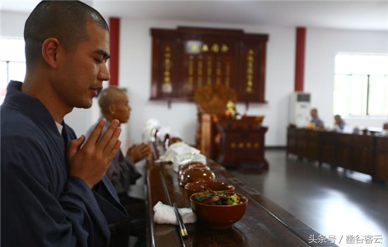 看完老挝和尚的伙食，再看看中国僧人的伙食，差距有点夸张了!