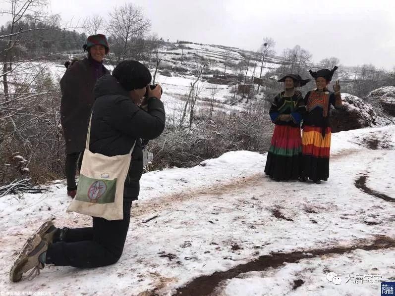 [爱心义工团]他4个春节没回家，深入大凉山为村民拍全家福2万张