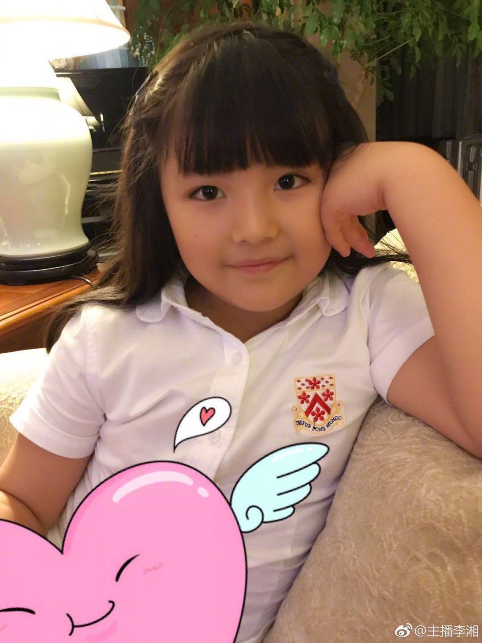 王诗龄放暑假游迪士尼,变黑不少,一个细节暴露了李湘的小心思