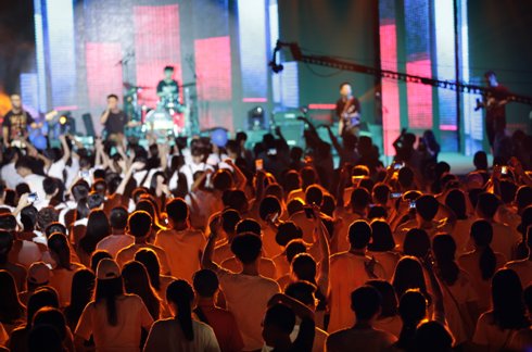 音乐美食露营趴 酉阳龚滩古镇帐篷音乐狂欢节开始了_【快资讯】