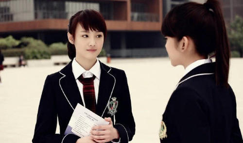 郑爽最新下班图,大领衫背书包,侧身一刻是最初