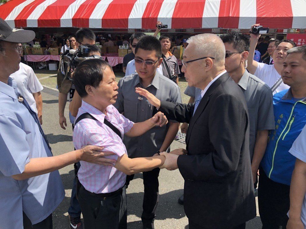 台茶农下跪陈情遭大陆退货 吴敦义:找执政民进党